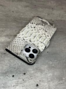 Белый кожаный чехол-книжка с инициалами из питона MobCase 2003