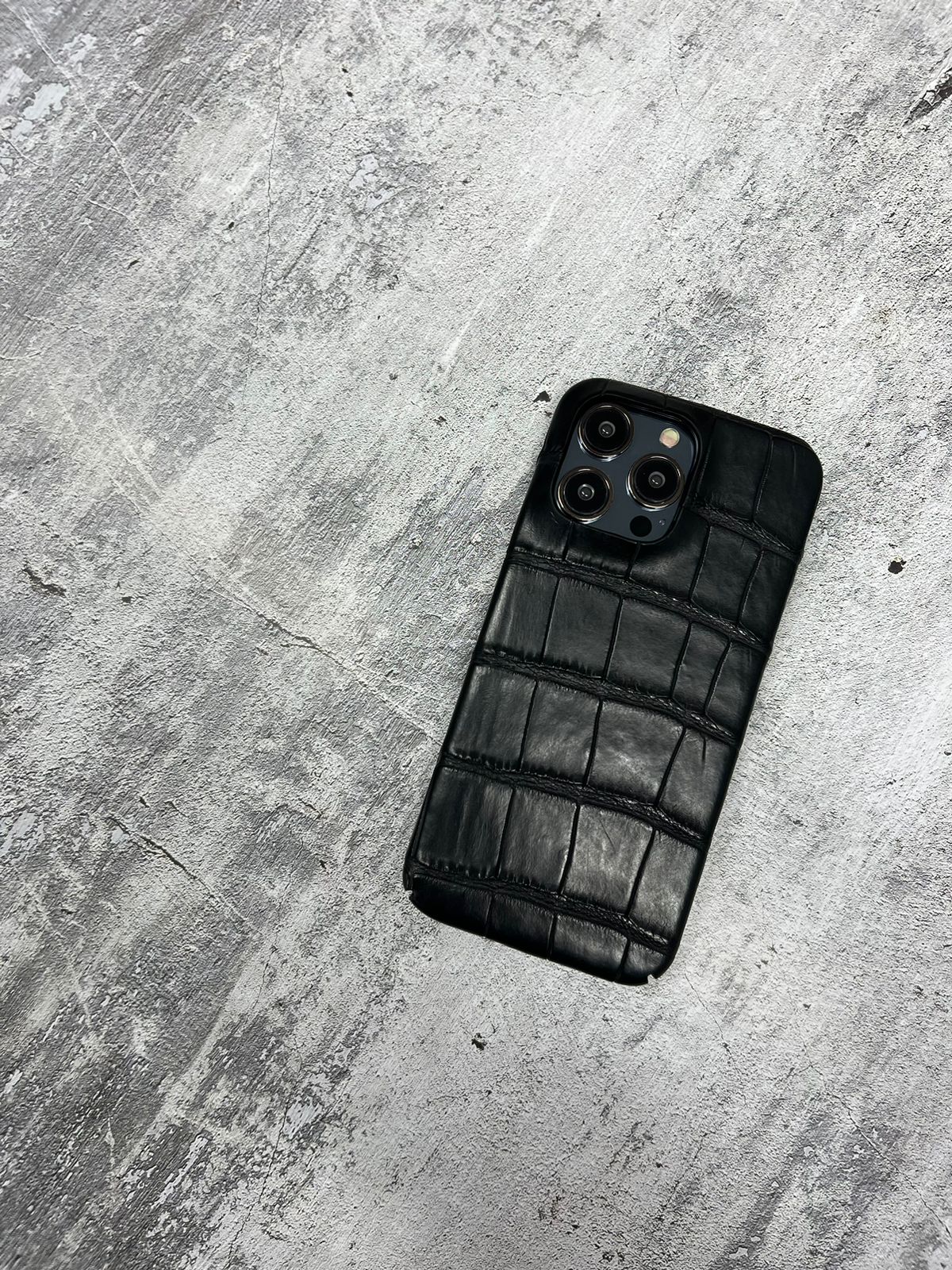 Чёрный кожаный чехол из крокодила MobCase 1925