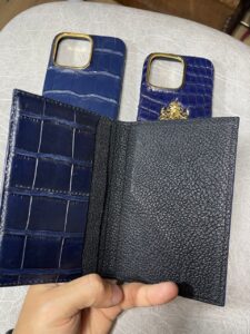 Дорогой подарок: Обложка на паспорт и чехол из синей кожи крокодила MobCase 1928
