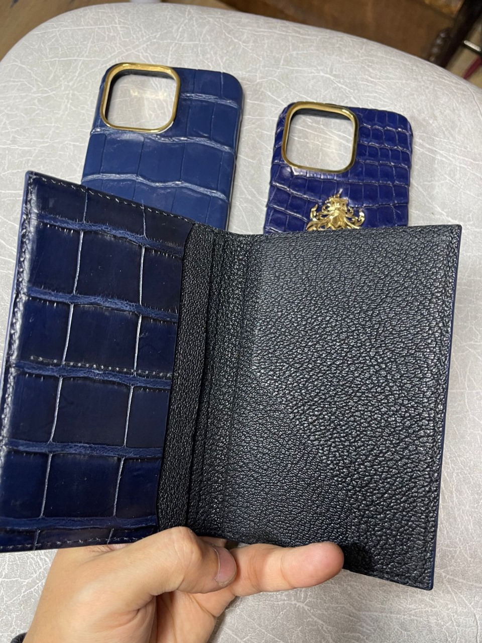 Дорогой подарок: Обложка на паспорт и чехол из синей кожи крокодила MobCase 1928