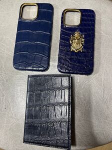 Дорогой подарок: Обложка на паспорт и чехол из синей кожи крокодила MobCase 1928