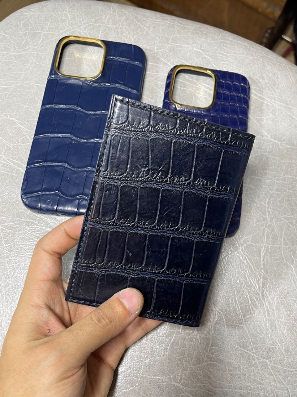 Дорогой подарок: Обложка на паспорт и чехол из синей кожи крокодила MobCase 1928
