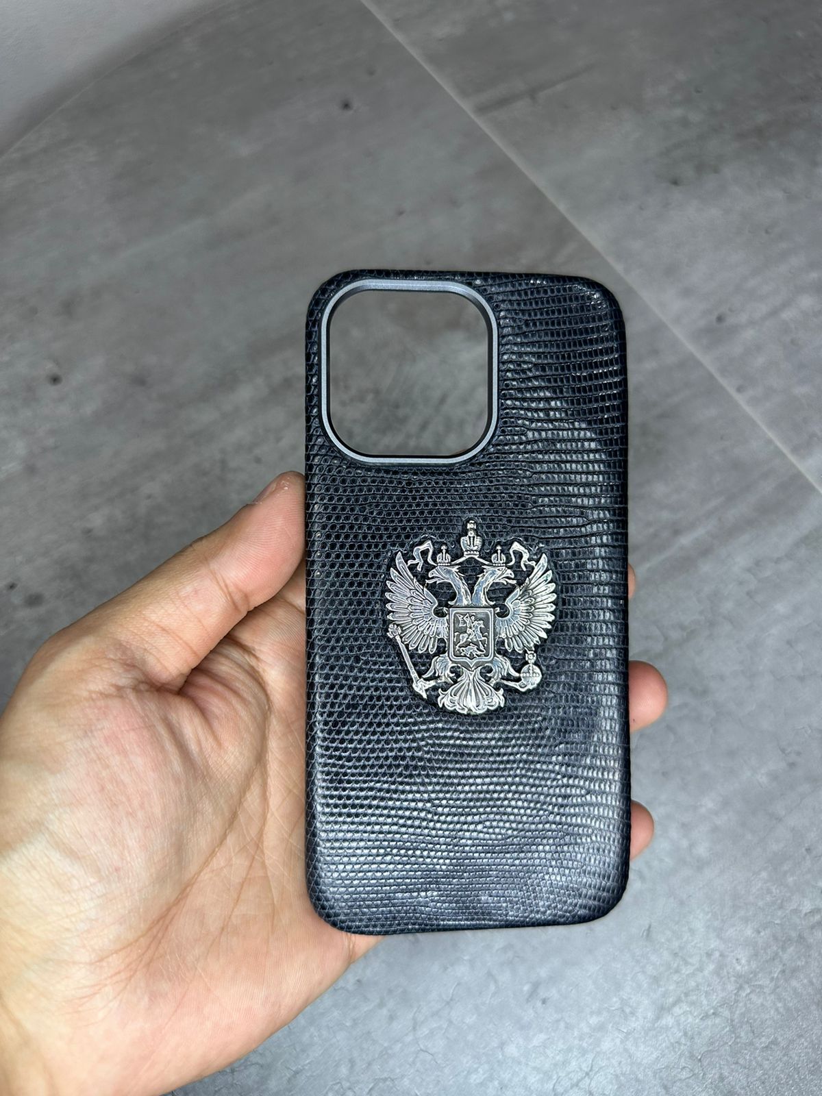 Синий кожаный чехол из игуаны с большим серебряным гербом России MobCase 1929