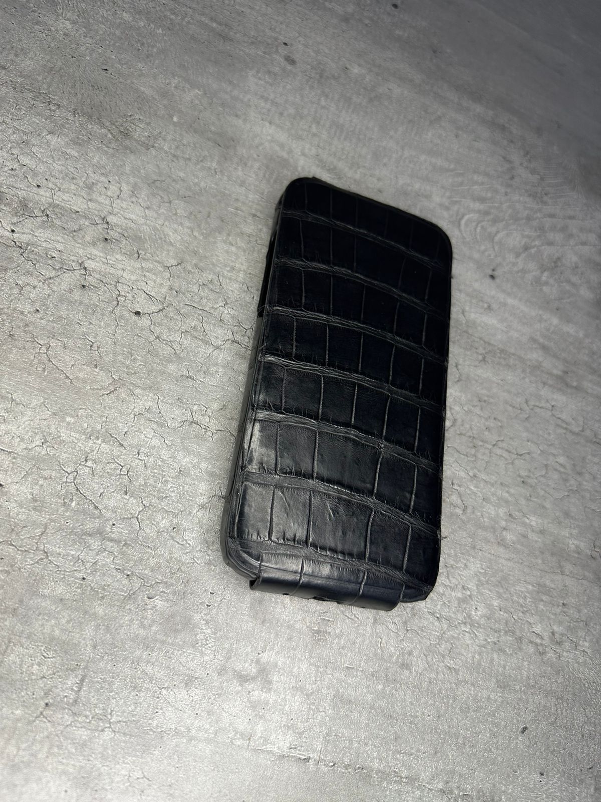 Чёрный кожаный Флип-чехол из кожи крокодила MobCase 1934