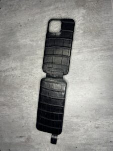 Чёрный кожаный Флип-чехол из кожи крокодила MobCase 1934
