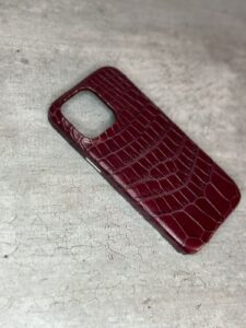Вишнёвый, кожаный чехол ручной работы из натуральной кожи крокодила MobCase 1941