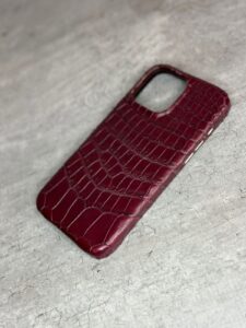 Вишнёвый, кожаный чехол ручной работы из натуральной кожи крокодила MobCase 1941