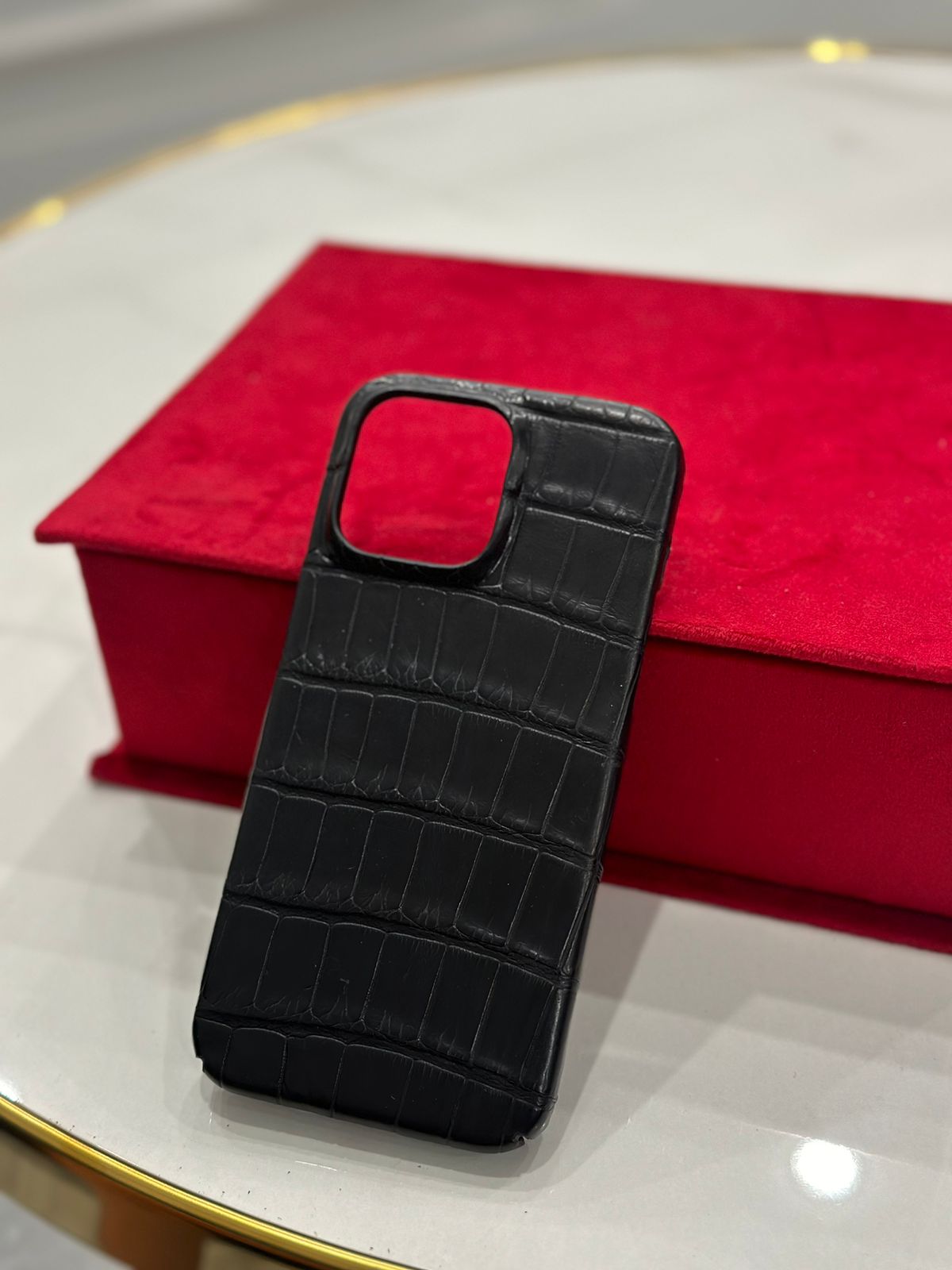 Кожаный чёрный чехол из крокодила MobCase 1949