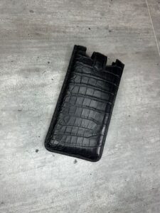 Чёрный кожаный чехол-карман из крокодила в V-образном стиле MobCase 1952