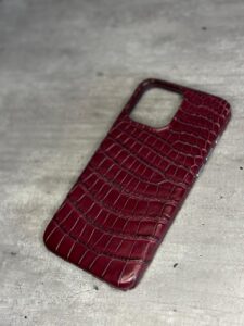 Бордовый кожаный чехол из крокодила MobCase 1953