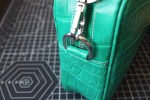 Зелёная женская кожаная кросс-боди сумка из кожи крокодила MobCase 1967