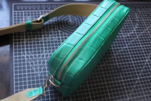 Зелёная женская кожаная кросс-боди сумка из кожи крокодила MobCase 1967