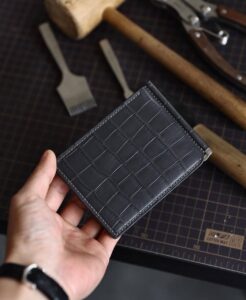 Чёрный кожаный картхолдер с зажимом для денег из кожи крокодила MobCase 1968