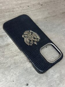 Тёмно-синий кожаный чехол из игуаны с большим гербом России MobCase 1978