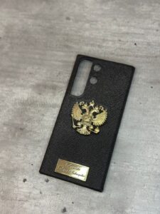 Чёрный кожаный чехол с гербом России и именной табличкой MobCase 1993
