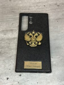 Чёрный кожаный чехол с гербом России и именной табличкой MobCase 1993