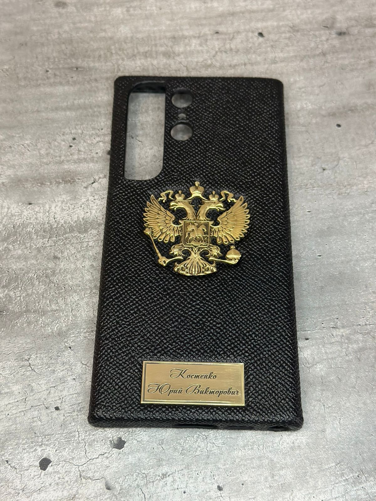 Чёрный кожаный чехол с гербом России и именной табличкой MobCase 1993