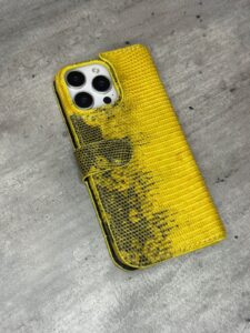 Кожаный чехол-книжка из игуаны с инициалами MobCase 1997