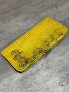 Кожаный чехол-книжка из игуаны с инициалами MobCase 1997