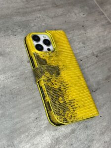 Кожаный чехол-книжка из игуаны с инициалами MobCase 1997