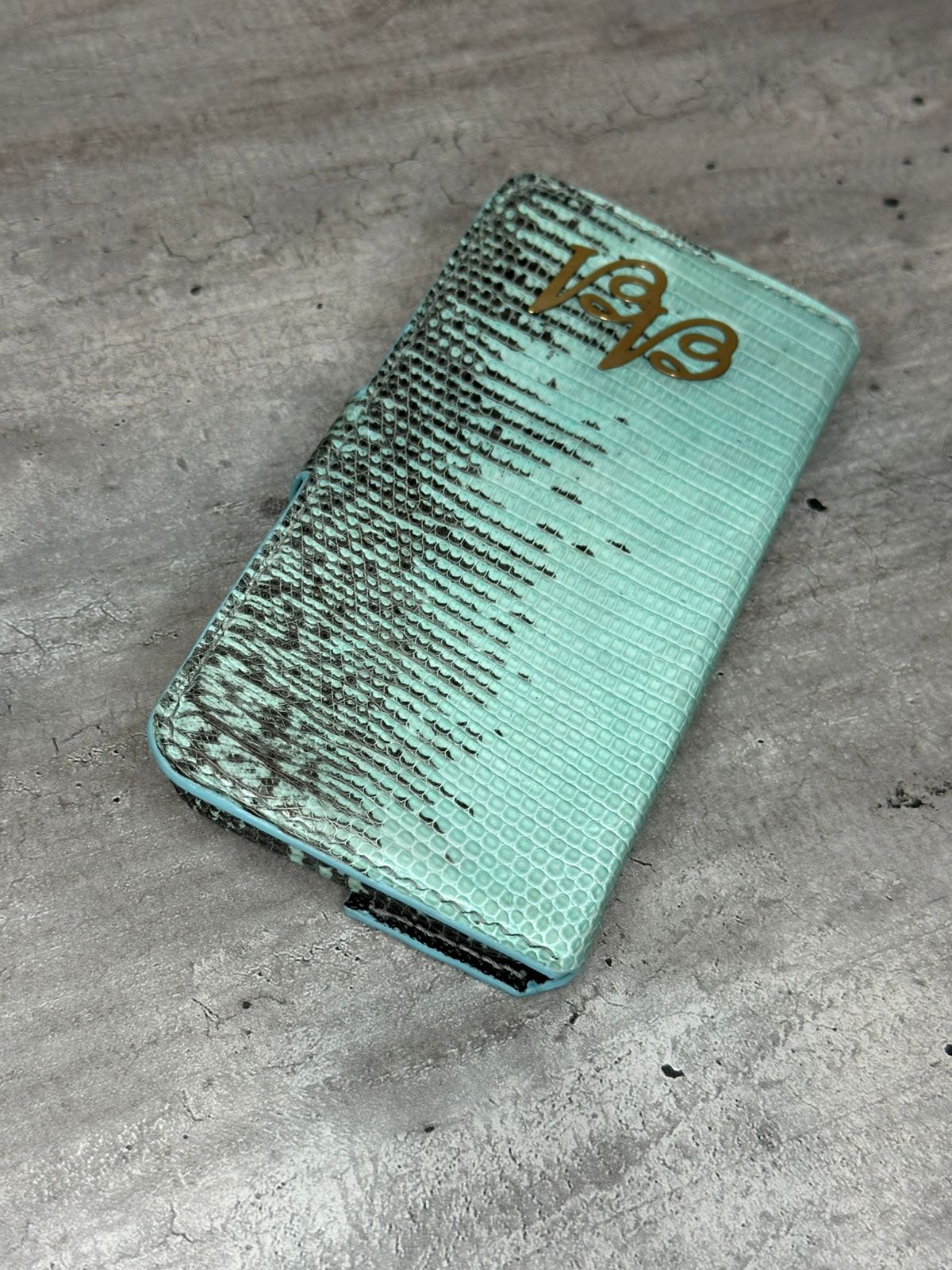 Кожаный жёлтый чехол-книжка из игуаны с инициалами MobCase 1998