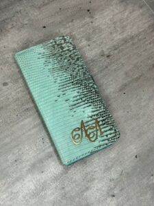 Кожаный жёлтый чехол-книжка из игуаны с инициалами MobCase 1998