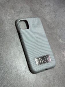 Белый кожаный чехол с табличкой из серебра MobCase 1999