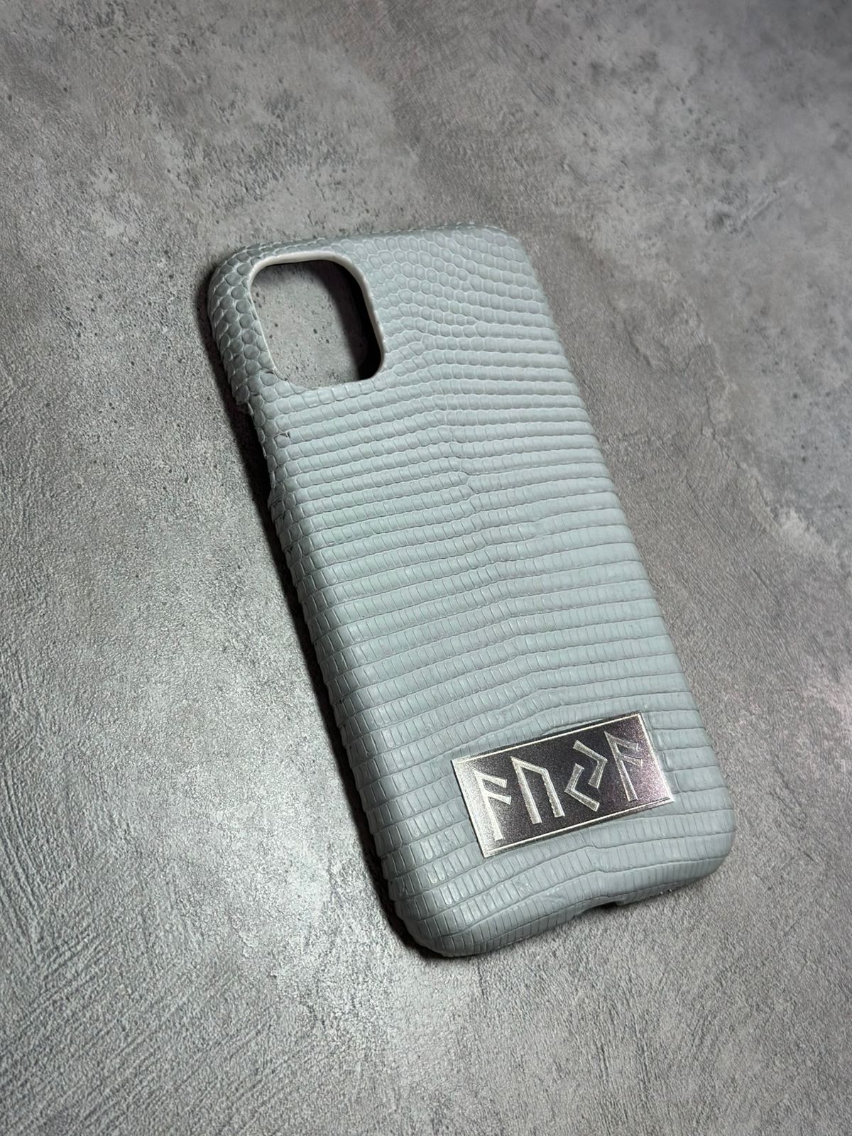 Белый кожаный чехол с табличкой из серебра MobCase 1999