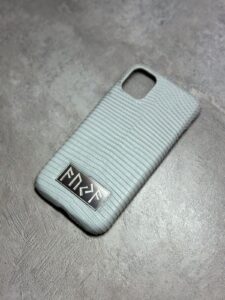 Белый кожаный чехол с табличкой из серебра MobCase 1999