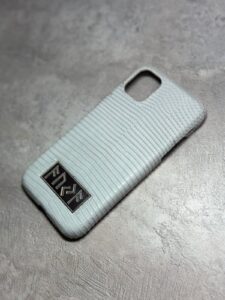 Белый кожаный чехол с табличкой из серебра MobCase 1999