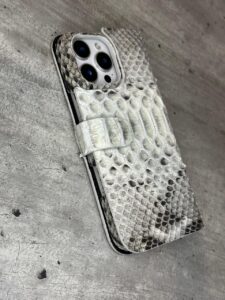 Белый кожаный чехол-книжка с инициалами из питона MobCase 2003