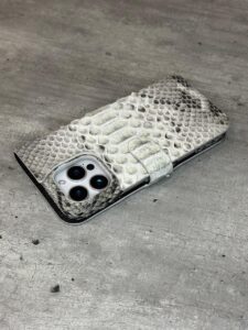 Белый кожаный чехол-книжка с инициалами из питона MobCase 2003