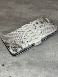 Белый кожаный чехол-книжка с инициалами из питона MobCase 2003