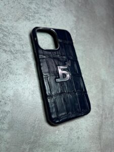 Синий кожаный чехол из крокодила с логотипом MobCase 2010