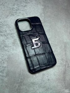 Синий кожаный чехол из крокодила с логотипом MobCase 2010