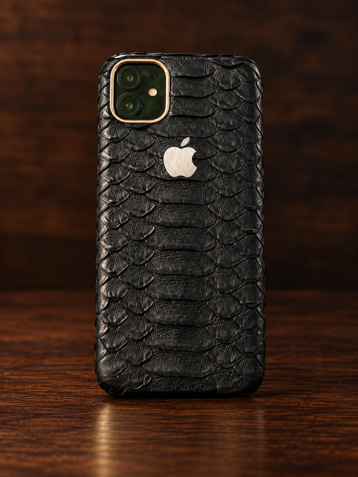 Купить Чёрный чехол из кожи питона с логотипом Apple Mobcase 1135 — заказать в ателье премиальных аксессуаров Мобкейс