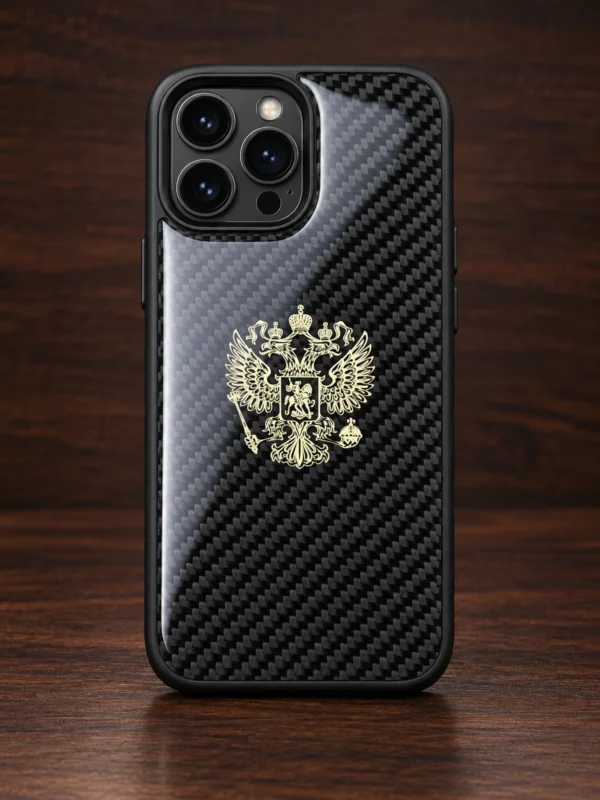 Чёрный карбоновый чехол с золотистым гербом России для iPhone, вид сзади — заказать в ателье аксессуаров Мобкейс