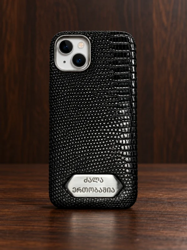 Купить Чёрный кожаный чехол из игуаны на карбоне с именной табличкой Mobcase 1745 для iPhone 13 — заказать в ателье премиальных аксессуаров Мобкейс