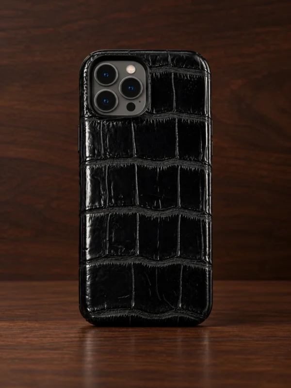 Купить Чёрный, кожаный чехол из крокодила Mobcase 1749 для iPhone 13 Pro Max — заказать в ателье премиальных аксессуаров Мобкейс