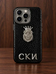 Чёрный кожаный чехол с серебристым коронованным львом и инициалами СКИ, вид сзади — заказать в ателье аксессуаров Мобкейс