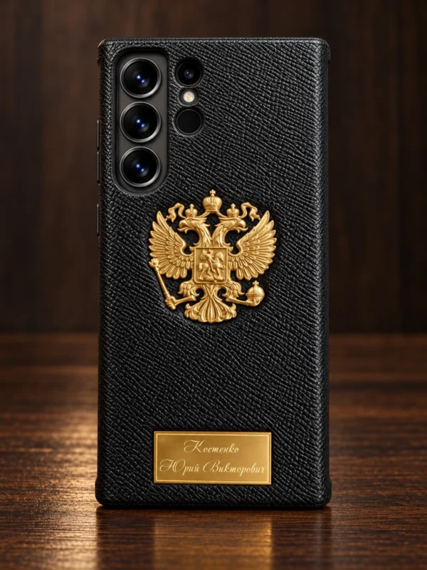 Чёрный кожаный чехол для Samsung с золотистым гербом России и именной табличкой, вид сзади — заказать в ателье аксессуаров Мобкейс