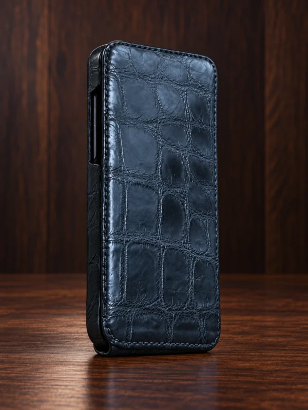 Купить Флип-кейс из чёрной кожи крокодила Mobcase 1766 для iPhone 14 — заказать в ателье премиальных аксессуаров Мобкейс