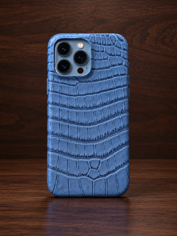 Купить Голубой кожаный чехол из крокодила на карбоне Mobcase 1744 для iPhone 13 Pro Max — заказать в ателье премиальных аксессуаров Мобкейс