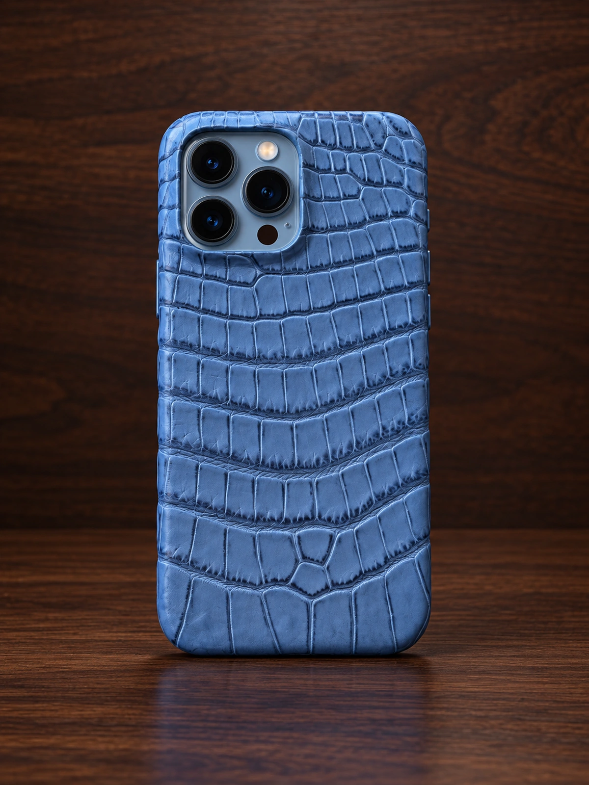 Купить Голубой кожаный чехол из крокодила на карбоне Mobcase 1744 для iPhone 13 Pro Max — заказать в ателье премиальных аксессуаров Мобкейс