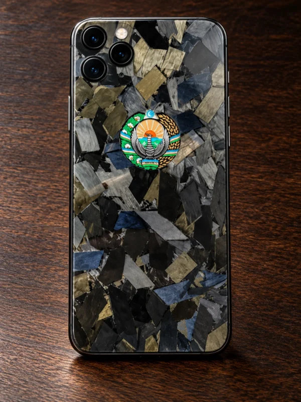 iPhone 11 Pro с кованым карбоном и цветным гербом Узбекистана, вид сзади — заказать в ателье аксессуаров Мобкейс