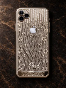 iPhone 11 Pro Max с золотистой кожей ящерицы, логотипом Apple и инициалами, вид сзади — заказать в ателье аксессуаров Мобкейс