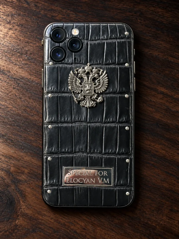 Чёрный iPhone 11 Pro из кожи крокодила с гербом России и именной табличкой, вид сзади — заказать в ателье аксессуаров Мобкейс
