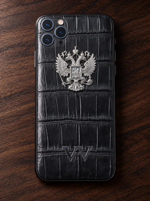 Чёрный iPhone 11 Pro с кожей крокодила, гербом России и инициалами, вид сзади — заказать в ателье аксессуаров Мобкейс