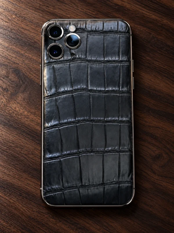 Чёрный iPhone 11 Pro с моддингом из кожи крокодила, вид сзади — заказать в ателье аксессуаров Мобкейс