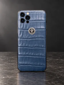 Синий iPhone 12 Pro с кожей крокодила и круглой эмблемой, вид сзади — заказать в ателье аксессуаров Мобкейс
